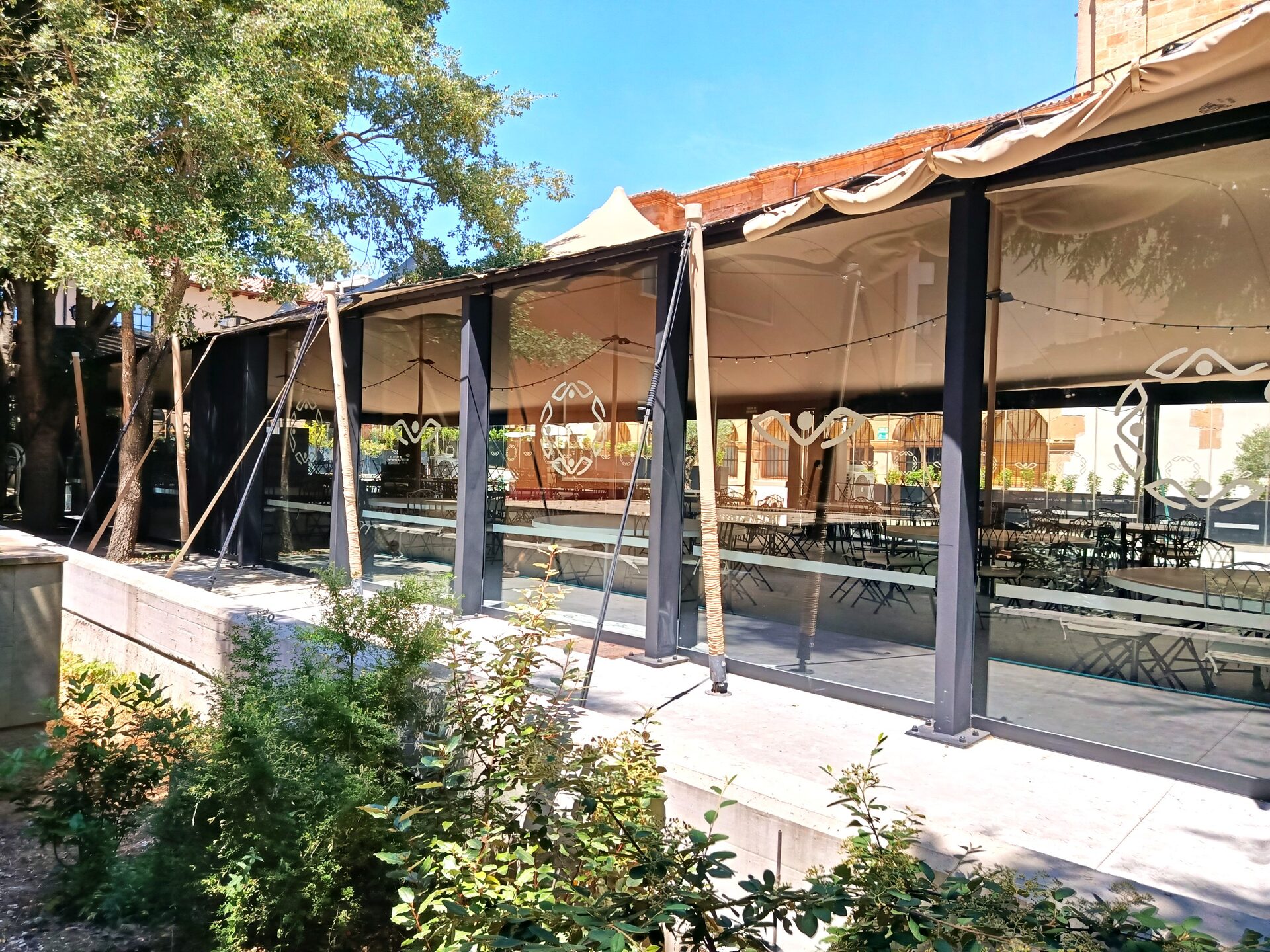 Pabellón acristalado i·Closser en terraza con carpa y vidrio
