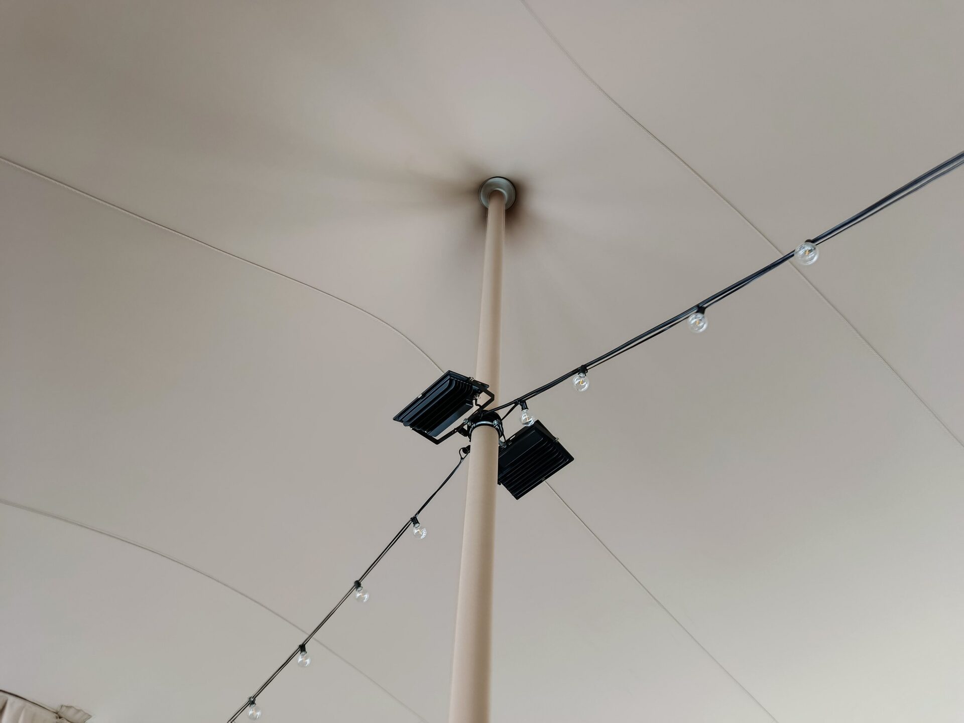Interior de carpa con cerramiento i·Closser e iluminación