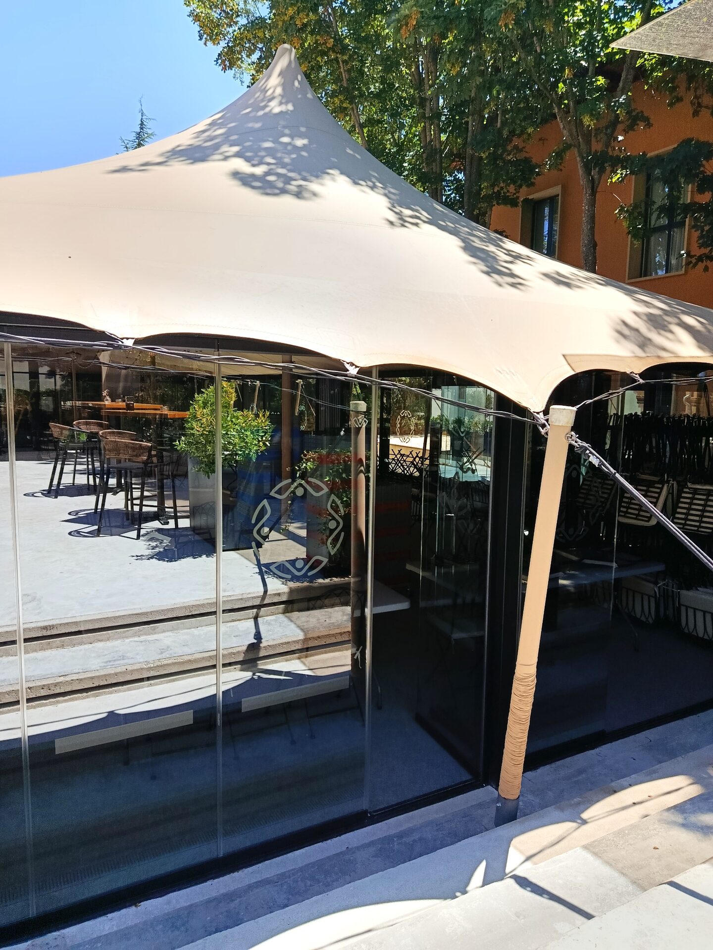 Pabellón i·Closser con carpa y cerramiento de vidrio