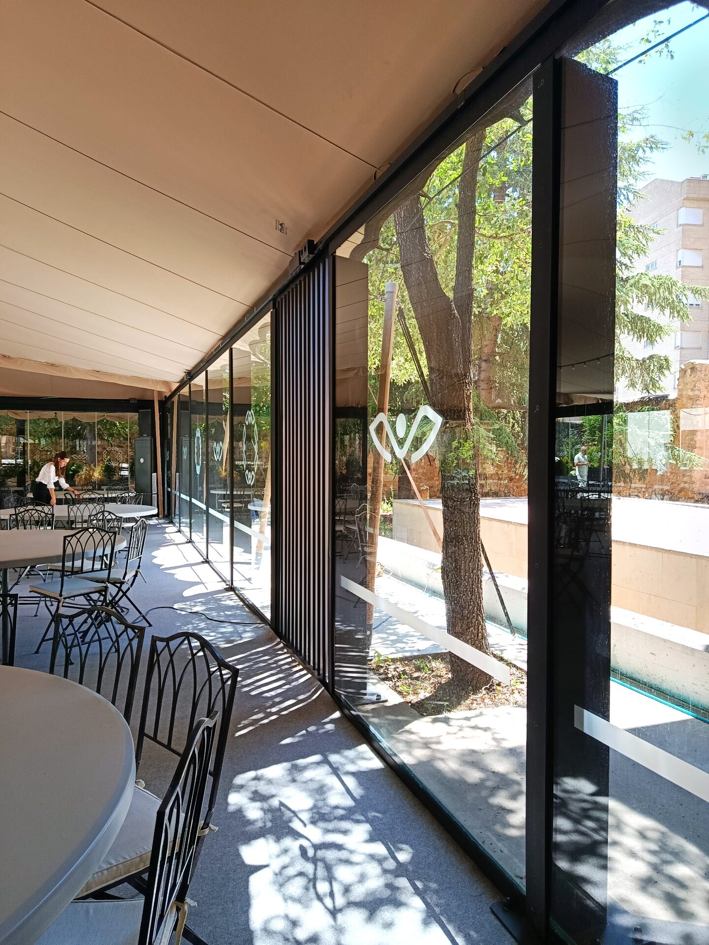 Interior acristalado i·Closser con cortinas de cristal