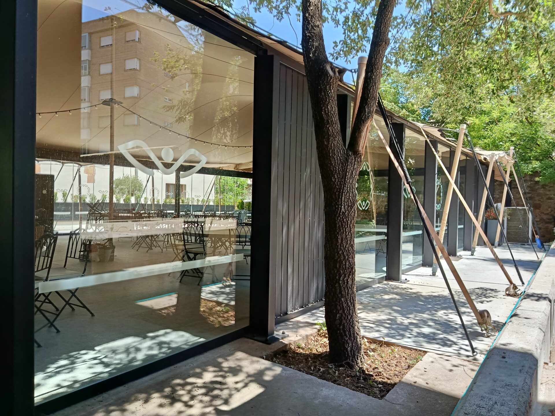 Cerramiento acristalado i·Closser con grabados decorativos de igaulyss y vistas al jardín