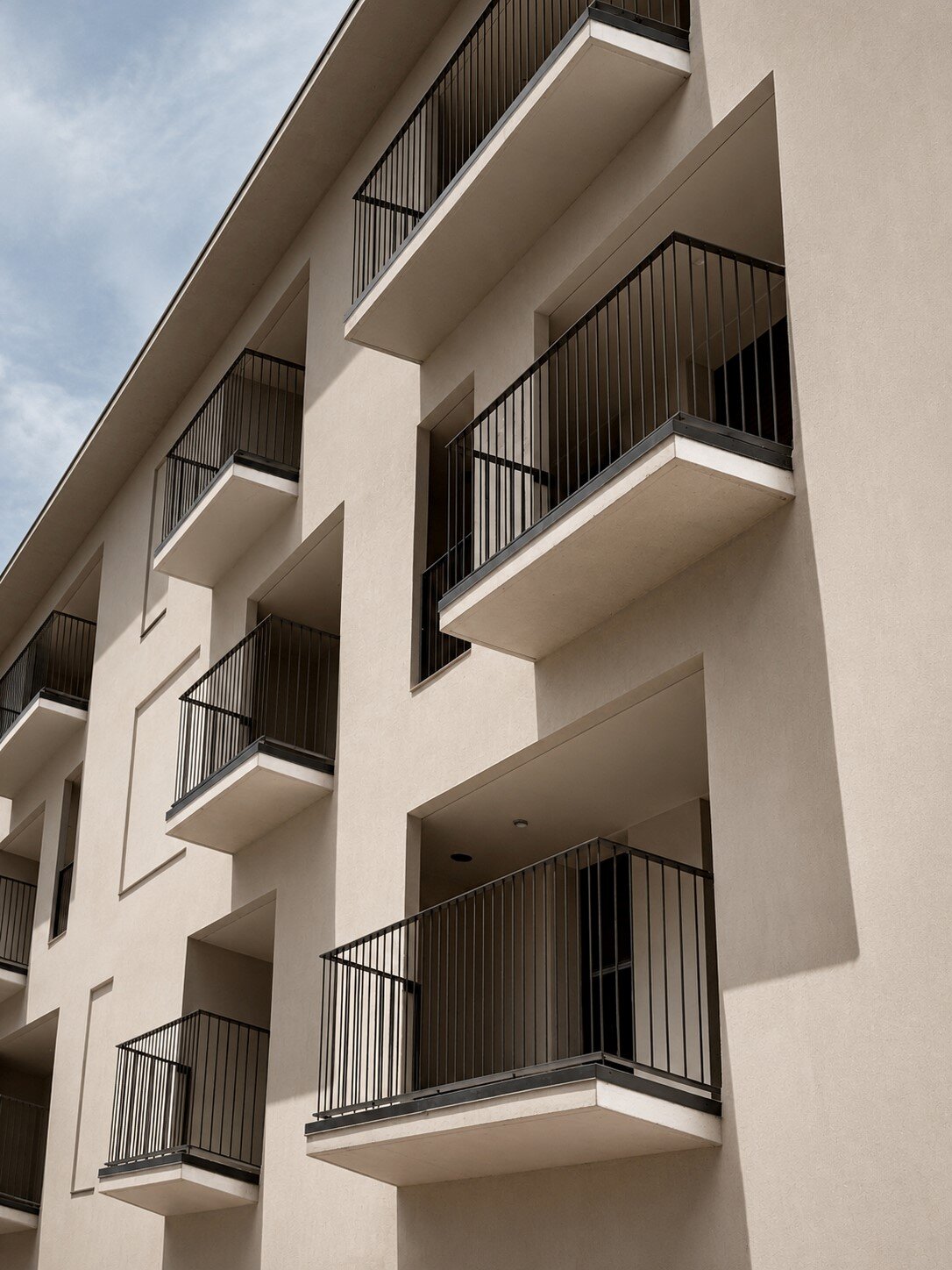 Fachada con balcones de hierro — 21 viviendas en Alsasua (Navarra) · igaulyss