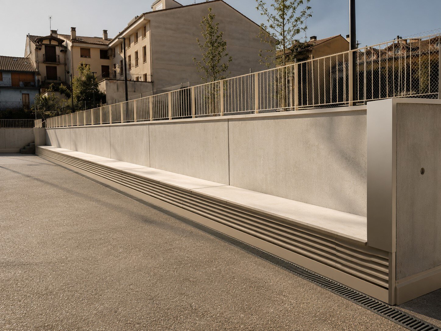 Urbanización: muro y banco corrido — viviendas en Alsasua · igaulyss
