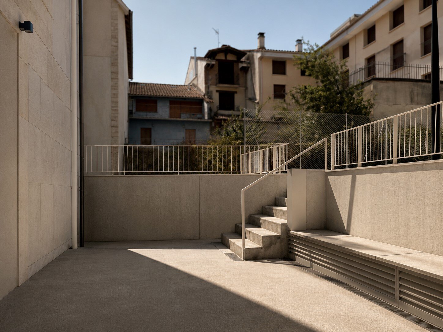 Urbanización: patio y escalera de hormigón — viviendas en Alsasua · igaulyss