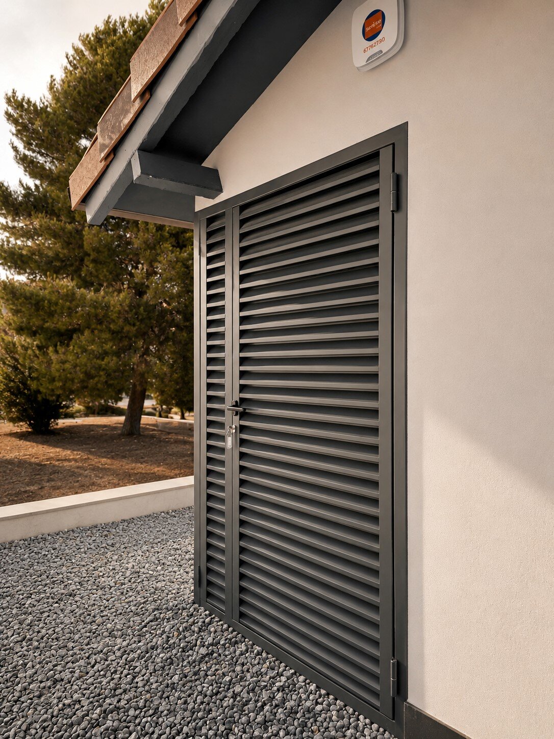 Puerta de celosía de acero en vivienda — proyecto CHIPER · igaulyss